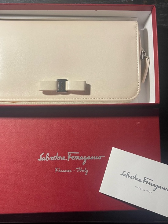 Salvatore Ferragamo Accessories - Salvatore Ferragamo Cream Leather Vara Bow Zip Wallet